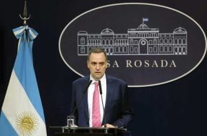 De la Vocería a la Jefatura: El Camino de Manuel Adorni en el Gobierno de Milei