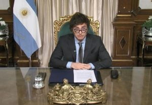 El Gobierno festeja la baja de la inflación, pero atiende encuestas que lo ponen al límite con la oposición