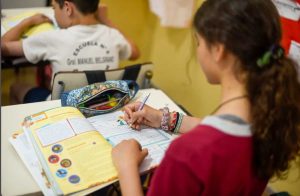 Cambian las escuelas: el Gobierno eliminó por decreto varias materias, cuáles son