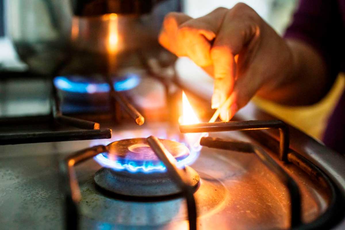 Se termina el plazo para pedir los subsidios a la luz y el gas: el trámite que hay que hacer para pagar menos