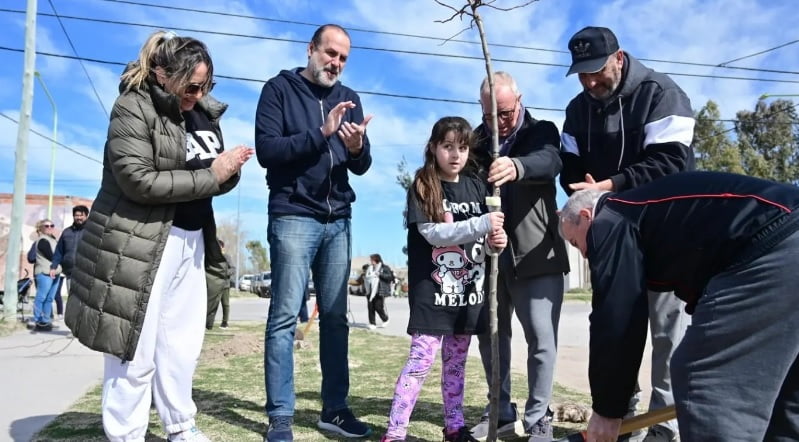 Se entregaron más de 500 árboles para Reverdecer Bahía en General Cerri