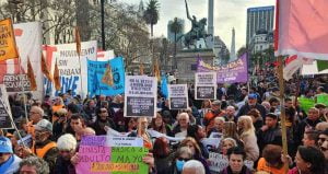 Jornada de movilizaciones: marchan universitarios, jubilados y trabajadores del Hospital Garrahan