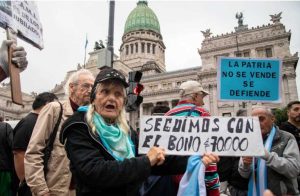 Con el quórum al filo y el apoyo de la calle, la oposición busca sesionar por jubilaciones y discapacidad