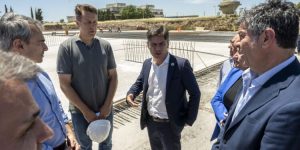 Kicillof entregó viviendas en Bahía Blanca y recorrió obras del Plan Hídrico