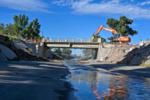 Reconstrucción del canal Maldonado: comenzó la etapa de demolición del puente de Pampa Central