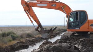 Avanzan tareas de limpieza y reencauzamiento del Saladillo García en General Cerri
