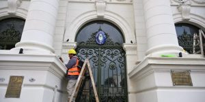 Avanza la puesta en valor de la emblemática Escuela N° 2: las obras en su fachada y el hall central ingresan en su etapa final