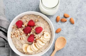 Avena o yogur griego: cuál es el mejor para mejorar el tránsito intestinal